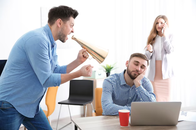 Gritar e/ou humilhar alguém configura assédio moral no trabalho.